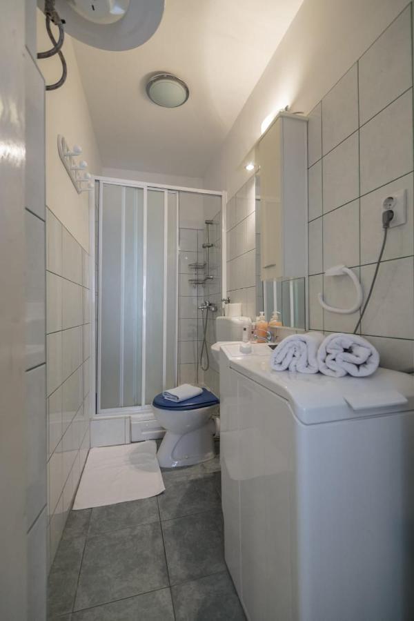 Apartment Filomena In The Center Komiža Esterno foto