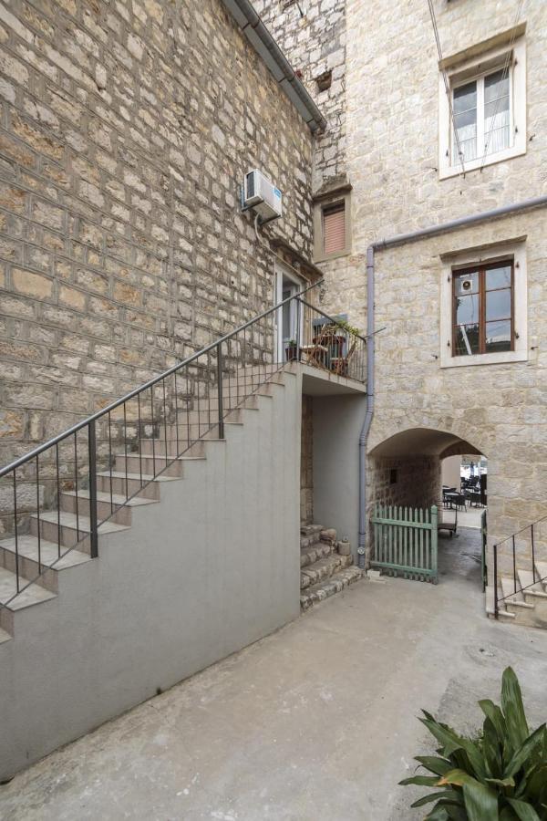 Apartment Filomena In The Center Komiža Esterno foto