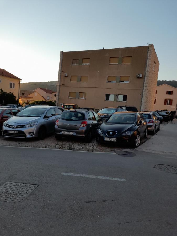 Apartment Filomena In The Center Komiža Esterno foto