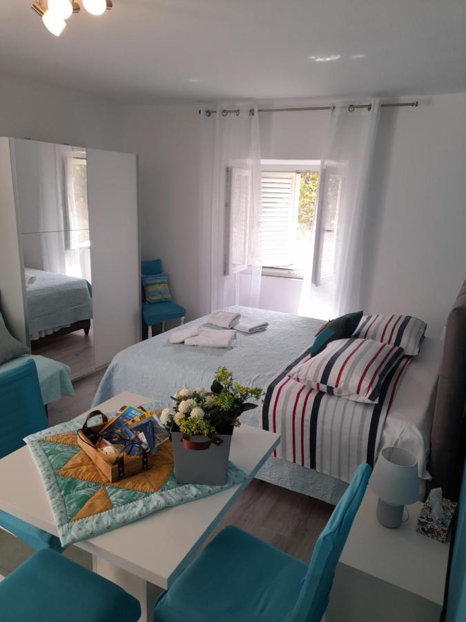 Apartment Filomena In The Center Komiža Esterno foto