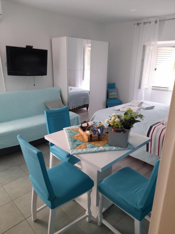 Apartment Filomena In The Center Komiža Esterno foto