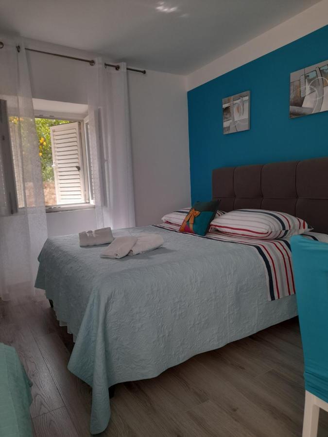 Apartment Filomena In The Center Komiža Esterno foto