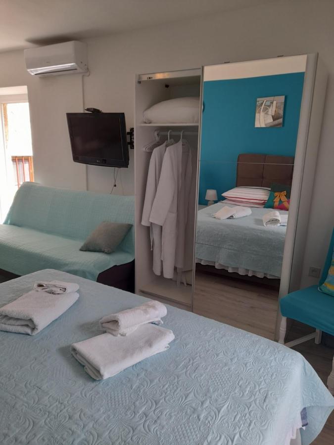Apartment Filomena In The Center Komiža Esterno foto